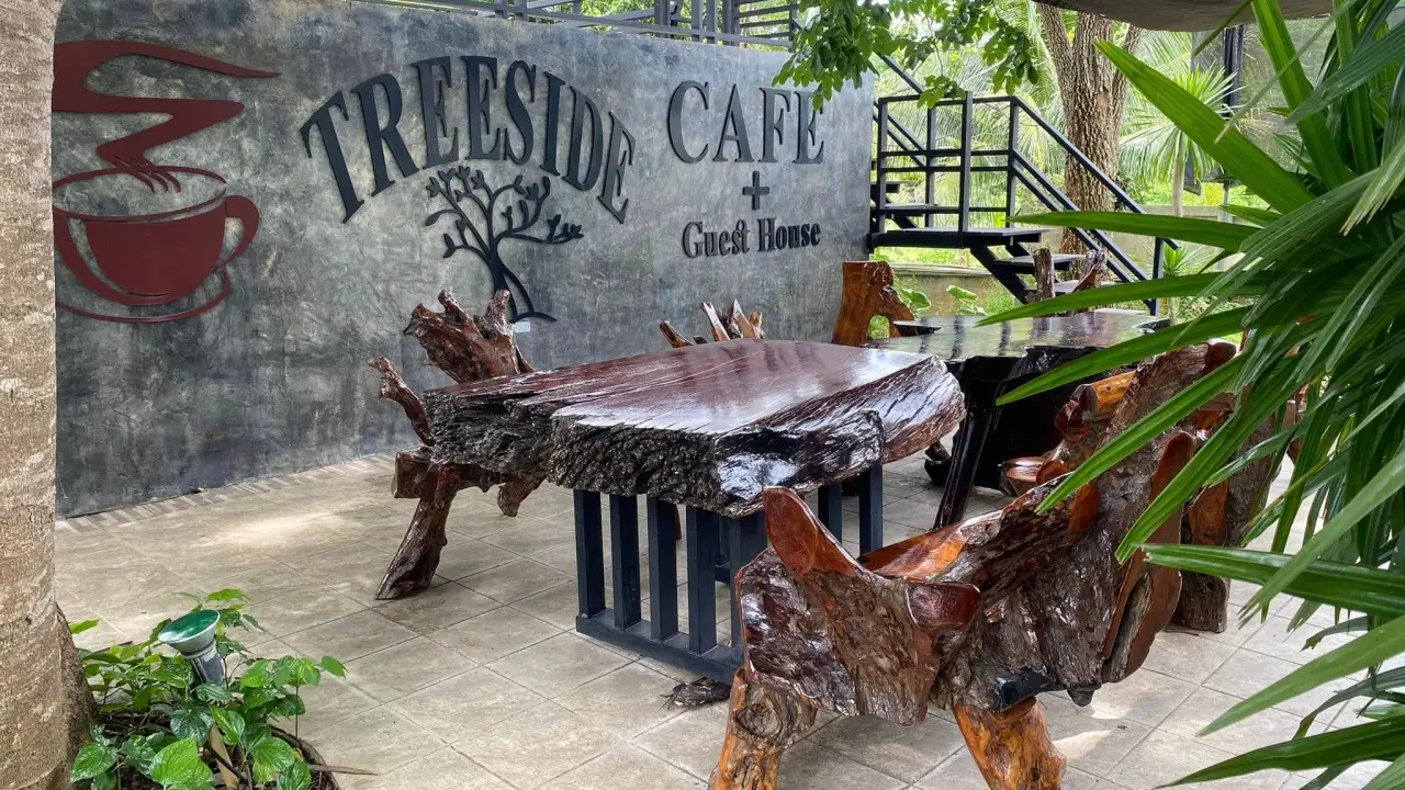 treeside_cafe_wooden_table