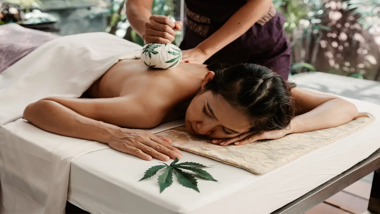 anantara_spa_herbal_compressing