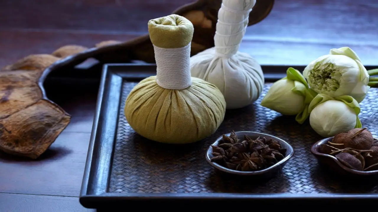 anantara_spa_herbal_massage_02