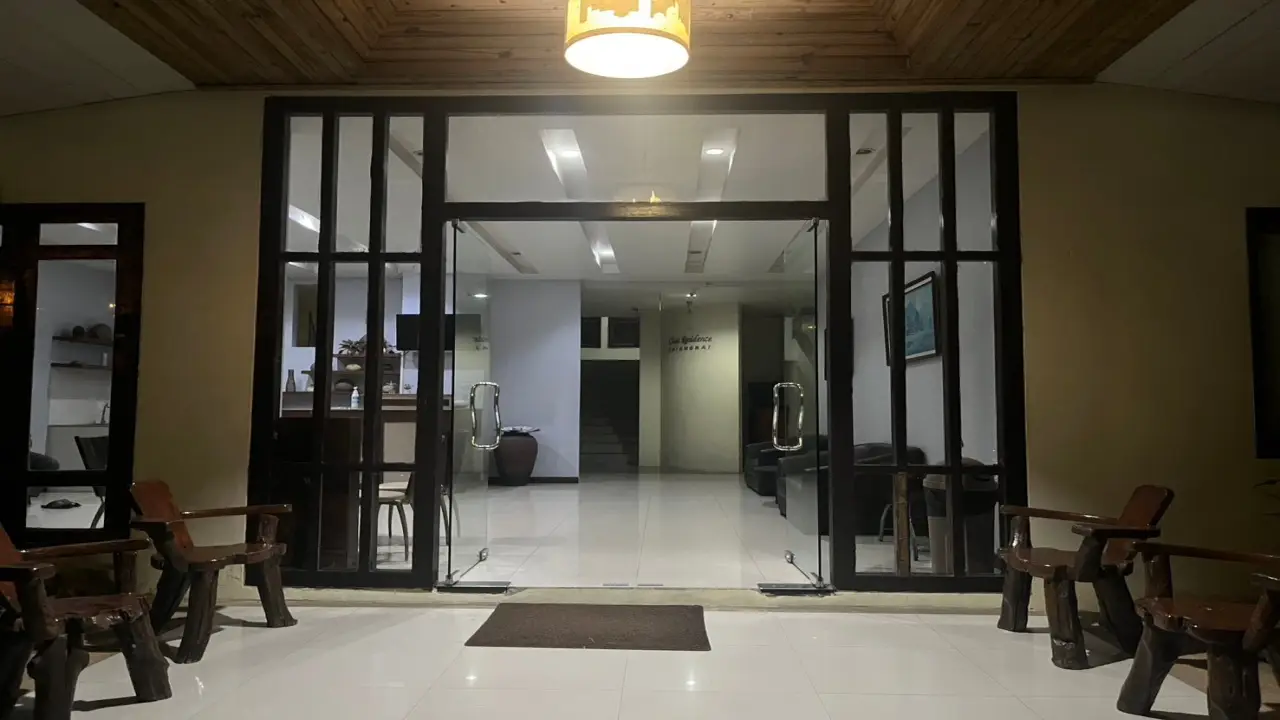 chat_residence_entrance_door