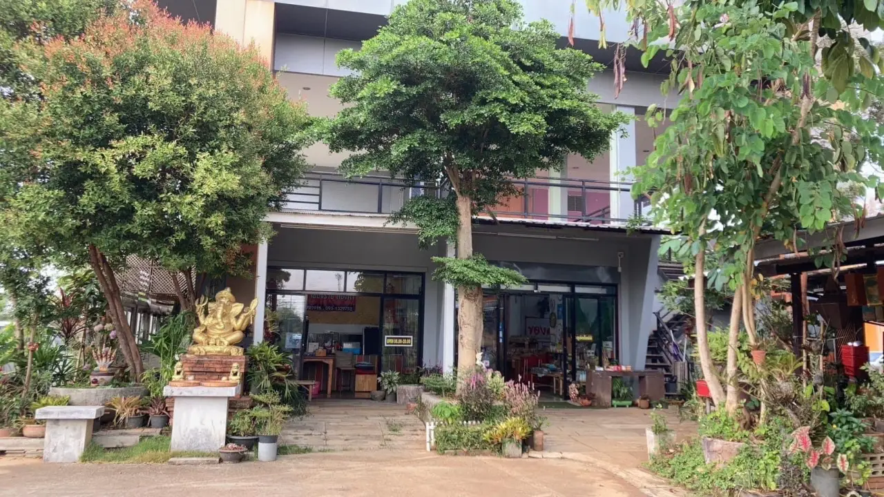 kong_kham_outside_building