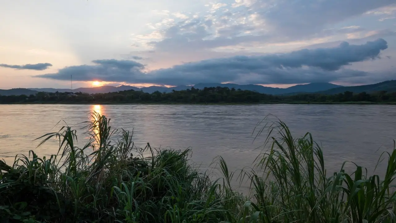 rai_phuchat_homestay_river_and_sky