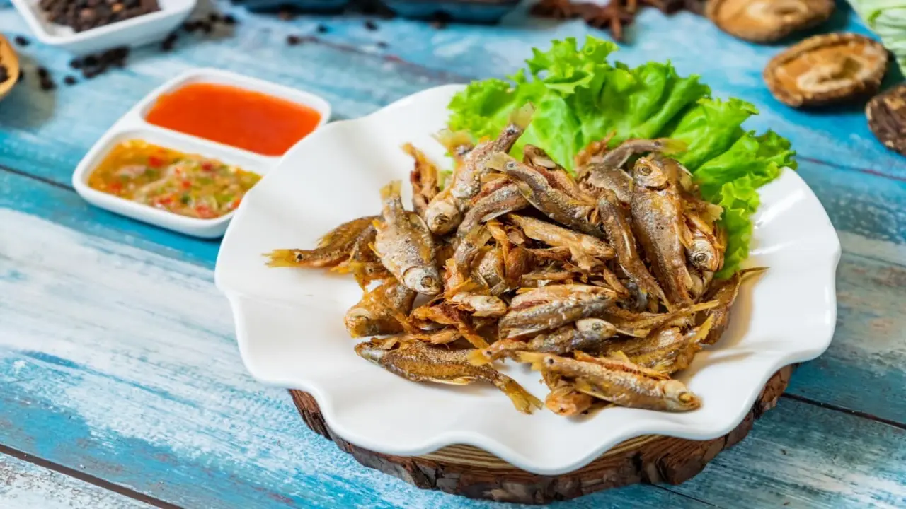 rim_khong_fried_fish